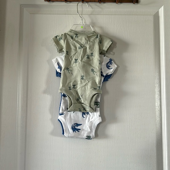 🎉2x HP🎊🆕NWT 3 Pack of Carter’s Onesies - Picture 2 of 5